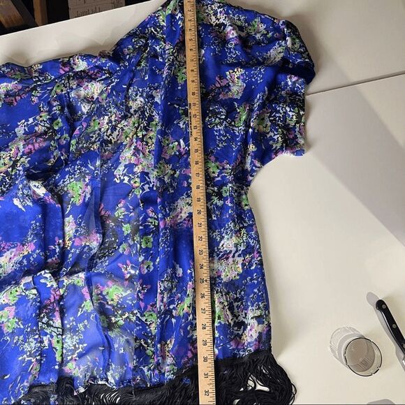 Cardigan with fringe at the bottom sheer  . On a size six mannequin - Picture 4 of 4